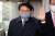 청와대의 '울산시장 선거개입·하명수사' 사건으로 기소된 황운하 더불어민주당 의원이 서울 서초구 중앙지법에서 열린 공직선거법위반 공판에 출석하고 있다. 뉴스1