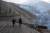 군 구조대원들이 28일 라팔마섬 쿰브레 비에하 화산의 화산재로 덮인 현장을 살펴보고 있다. AFP=연합뉴스