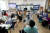 코로나19 사태 이후 2년여 만에 전국의 유치원과 초·중·고교가 전면 등교를 시작한 22일 오전 서울 도봉구 한 초등학교에서 학생들이 수업을 하고 있다. [사진공동취재단]