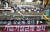지난 8월 서울 종로구 세종문화회관 계단에서 열린 '가습기살균제 판매기업 처벌 촉구' 기자회견에 피해자의 유품이 놓여 있다. 연합뉴스
