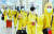 지난 29일 오전 인천국제공항 제1여객터미널에서 방호복과 페이스 쉴드를 착용한 해외 입국자들이 이동하고 있다. [뉴스1]