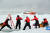 북극을 항해하는 쇄빙선 아라온호 앞에서 연구원들이 연구 활동을 하는 모습. 해양수산부
