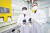  LG에너지솔루션 대전연구소에서 연구원이 폐전극 직접 리사이클 공정을 통해 제조한 양극활물질을 선보이고 있다. [사진 LG에너지솔루션]