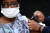 남아프리카 공화국의 요하네스버그에서 한 여성이 코로나19 백신을 맞고 있는 모습. [로이터=연합뉴스]