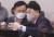 장제원(오른쪽)·유상범 국민의힘 의원이 30일 오후 서울 여의도 국회에서 열린 법제사법위원회 전체회의에서 대화를 나누고 있다. 임현동 기자