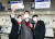 윤석열 국민의힘 대선후보(가운데)가 30일 청주국제공항을 방문해 승무원들과 ‘셀카’를 찍고 있다. [뉴스1]