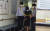 20개월된 여아를 폭행해 숨지게 한 혐의료 기소된 양모(가운데)씨가 지난 7월 14일 영장 실질심사를 받기 위해 대전둔산경찰서 유치장을 나오고 있다. 신진호 기자