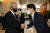 김종인(왼쪽) 전 국민의힘 비상대책위원장이 1일 서울 종로 교보타워에서 열린 '박용진의 정치혁명' 출판기념회에 참석해 박용진 의원과 악수를 하고 있다. 뉴시스