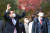 국민의힘 윤석열 대선 후보가 지난 11월 6일 오후 이준석 대표와 오찬을 위해 서울 마포구 염리동 한 식당으로 이동하며 시민들에게 손을 들어 인사하고 있다. 