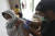 인도네시아 자카르타 외곽 브카시에서 한 여성이 코로나19 백신을 접종받고 있는 모습. AP=연합뉴스
