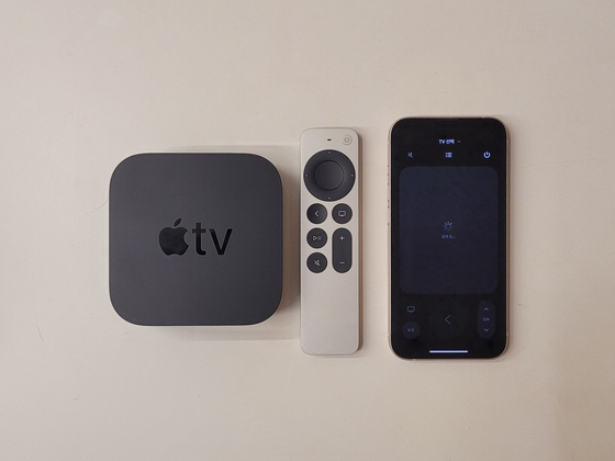 왼쪽부터 애플 TV 4K 셋톱박스와 전용 리모컨인 '시리 리모트', 아이폰13 리모컨 모드. 김경진 기자.