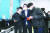 윤석열 국민의힘 대선후보가 1일 충남 아산시 한국폴리텍대학에서 3D 프린터 시연을 지켜본 후 학생들과 기념촬영을 하고 있다. [뉴스1]