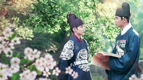 KBS2 ‘연모’()에서 남장여자로 왕이 되는 이휘(박은빈)와, MBC ‘옷소매 붉은 끝동’(아래 사진)에서 왕이 되려는 세자의 의논 상대가 되는 궁녀 성덕임(이세영) 모두 기존 사극보다 주체적으로 그려진 여성 주인공이다. [사진 KBS]