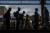  남아프리카공화국의 소웨토에서 택시에 탑승하기 위해 기다리고 있는 이들이 마스크를 착용하고 있다. [AP=연합뉴스]