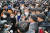 더불어민주당 이재명 대선후보가 3일 전북 전주시 한옥마을을 방문, 시민들과 인사하고 있다. 연합뉴스
