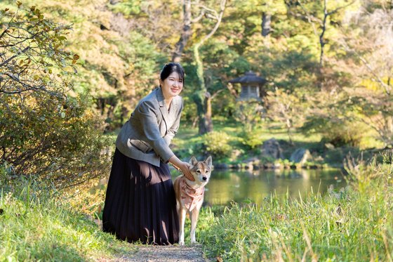 지난 1일 20번째 생일을 맞은 아이코 공주. 반려견과 함께 찍은 사진. 일본 왕실 업무를 총괄하는 궁내청이 배포했습니다. 로이터=연합뉴스