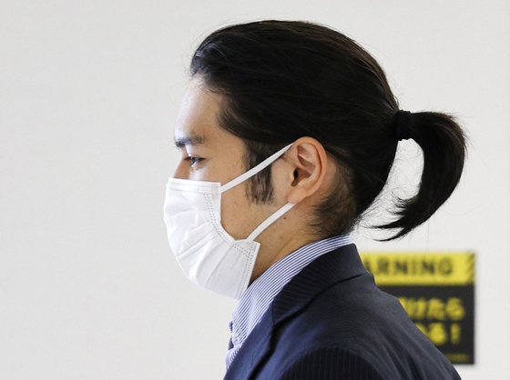고무로 씨가 일본으로 귀국할 당시 머리를 묶고 있는 이 사진은 그의 '밉상' 이미지에 기름을 부은 격이 됐습니다. 결국 그는 머리카락을 잘랐습니다. 로이터=연합뉴스
