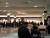 미국 버지니아 타이슨스 코너 쇼핑몰에 마련된 집단 접종소에 지난 3일(현지시간) 아이들과 함께 코로나19 백신을 맞기 위해 나온 시민들이 길게 줄을 서 있다. [김필규 특파원]