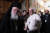 그리스정교회 아테네 대교구장 예로니모스 2세가 4일 아테네 대교구청에서 프란치스코 교향을 맞이하고 있다. AFP=연합뉴스