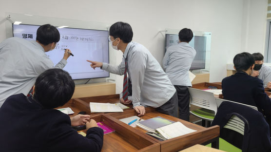 책상없는 교실, 역사수업은 방탈출 게임…미리본 고교학점제 현장