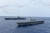 미국 해군의 핵추진 항공모함인 로널드 레이건함(뒤쪽)과 일본 해상자위대 헬기 호위함인 이즈모함이 나란히 항해하고 있다. 일본 해상자위대