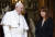 프란치스코 교황이 4일 그리스 아테네 대통령궁에 도착해 카테리나 사켈라로풀루 대통령의 영접을 받고 있다. AP=연합뉴스