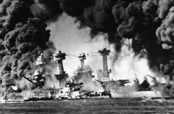 1941년 12월 7일 일본군 공습으로 불타고 있는 미국 해군의 전함들. National Archives