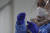 이스라엘 의료진의 모습. 앞서 이스라엘에선 부스터샷 접종을 완료한 의사 2명이 오미크론 변이 바이러스에 돌파감염됐다. [EPA=연합뉴스] 