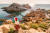 울산 대왕암공원 끝자락에서 대왕바위와 바다를 한눈에 담을 수 있다. 사진 한국관광공사