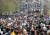 벨기에 브뤼셀 시민들이 일요일인 5일 강화된 코로나 19 방역 규제에 반대하는 시위를 벌이며 도심을 가득 메우고 있다. AP=연합뉴스