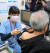 최근 오전 서울 은평구 청구성심병원에서 한 어르신이 화이자 백신으로 3차 추가접종을 하고 있다. 연합뉴스