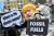 지난달 12일 영국 스코틀랜드 글래스고에서 열린 유엔기후변화협약 당사국 회의(COP26)에서 보리스 존슨 영국 총리 마스크를 쓴 시위대가 "기후 기금은 어디 있나?"라는 팻말을 들고 있다. 로이터=연합뉴스