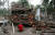 스메루 화산의 폭발로 무너진 숨베르 울루 마을의 집 앞에 한 남성이 망연자실한 채 앉아 있다. 신화=연합뉴스