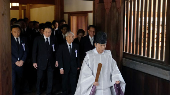 일본 국회의원들, 2년 2개월 만에 야스쿠니 집단 참배