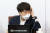 국민의힘 이준석 대표가 11월 11일 오전 서울 여의도 국회에서 열린 최고위원회의에서 머리를 만지고 있다. [국회사진기자단]