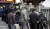지난 3월 3일 서울 종로구 탑골공원 인근에서 어르신들이 장기를 구경하고 있다. 뉴스1
