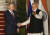 블라디미르 푸틴 러시아 대통령(왼쪽)과 나렌드라 모디 인도 총리가 6인 인도 뉴델리에서 정상 회담을 앞두고 인사하고 있다. [AP=연합뉴스]