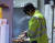 한 치킨 프랜차이즈 음식점 주방에서 직원이 마스크 착용 없이 전자담배를 피우며 치킨을 조리하는 모습. [틱톡 캡처]