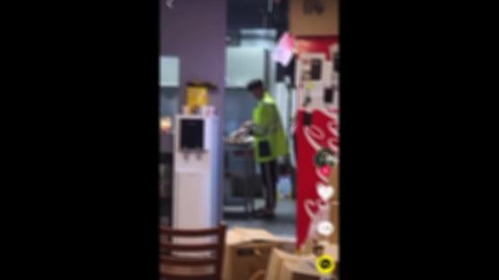 치킨 주물럭대며 전자담배 연기 '후~'…알바생의 민폐 장난 [영상]