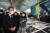 이재명 더불어민주당 대선 후보가 8일 오후 국회 의원회관 3층 전시공간에서 고 김용균 3주기 추모 사진전을 살펴보고 있다. 뉴스1