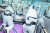 6일 코로나19 거점전담병원인 평택 박애병원의 중환자실에서 의료진이 한 환자의 병상을 옮기고 있다.연합뉴스