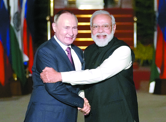 같은 날 뉴델리 회담에 참석한 푸틴 러시아 대통령과 모디 인도 총리. [AP=연합뉴스]