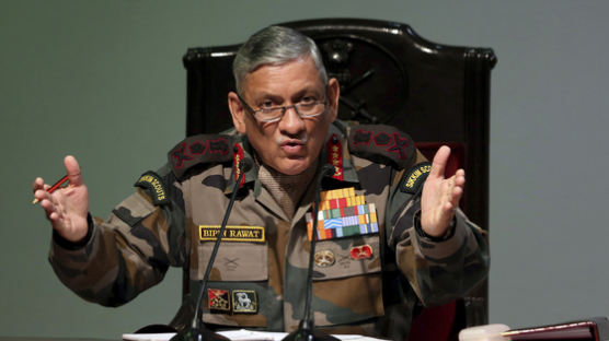 인도군 최고사령관 라와트 참모총장, 헬기 추락으로 사망
