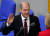 올라프 숄츠 독일 총리가 배르벨 바스 연방하원의장 앞에서 차기 총리로 선서하고 있다. 연합뉴스 