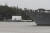 진주만 공습 당시 침몰한 USS 애리조나 함 위에 세워진 기념관(왼쪽) 앞으로 7일 USS 정훈 함이 지나가고 있다. AP=연합뉴스