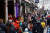 5일(현지시간) 크리스마스 시즌을 맞은 영국 런던 리젠트 거리에 있는 햄리스 장난감 가게 앞이 오미크론 변이 확산 위험에도 쇼핑객으로 북적이고 있다. 로이터=연합뉴스