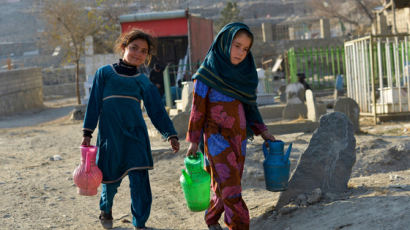 탈레반 치하 소녀들, 중등 진학 못한다…"사형선고 받은 기분"