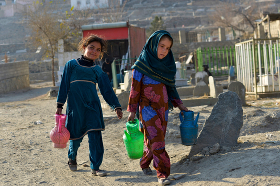 탈레반 치하 소녀들, 중등 진학 못한다…"사형선고 받은 기분"
