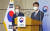 한국교육과정평가원이 9일 정부세종청사 교육부 브리핑실에서 수능 채점 결과를 브리핑하고 있는 모습. 왼쪽은 강태중 한국교육과정평가원장, 오른쪽은 이규민 채점위원장이다. 뉴스1