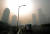 중국 베이징 도로 상공을 짙은 스모그가 뒤덮고 있다. [신화=연합뉴스]